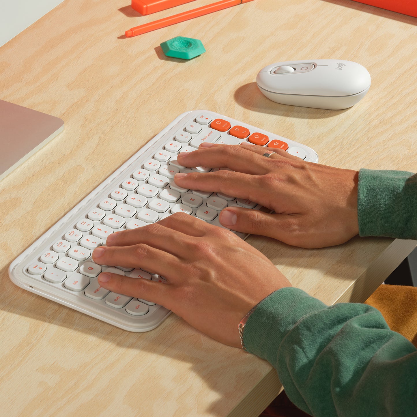 Combo Teclado y Mouse Logitech Pop Icon Blanco y naranja