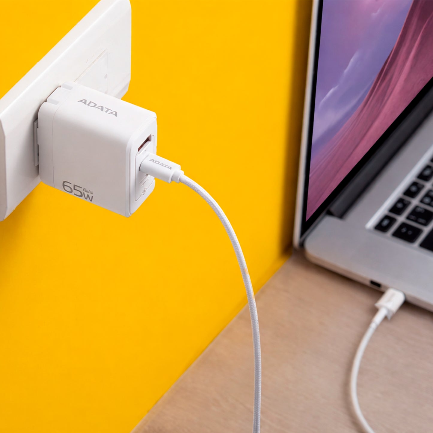 Cargador USB-C ADATA 65W Para Celular Laptop - Blanco